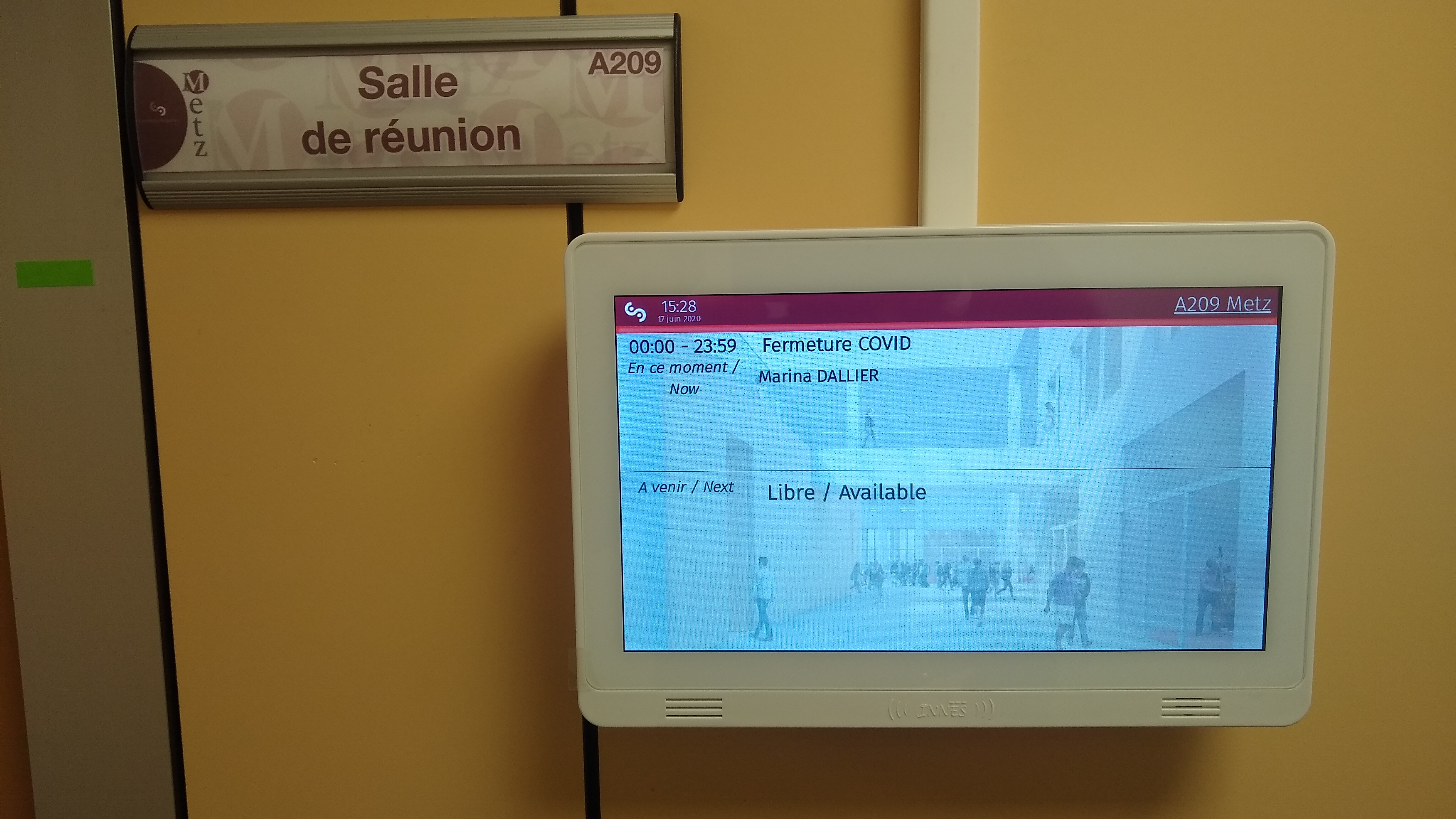 Nouveaux équipements sur notre campus de Metz : des tablettes d'entrée de salle ont été mises en place et sont maintenant opérationnelles. 