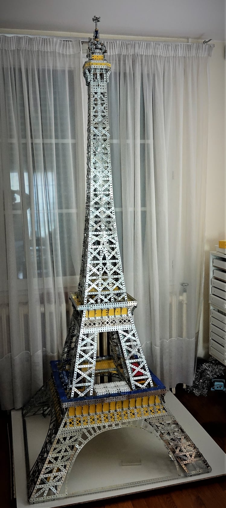 Maquette montée de la Tour Eiffel en mécano